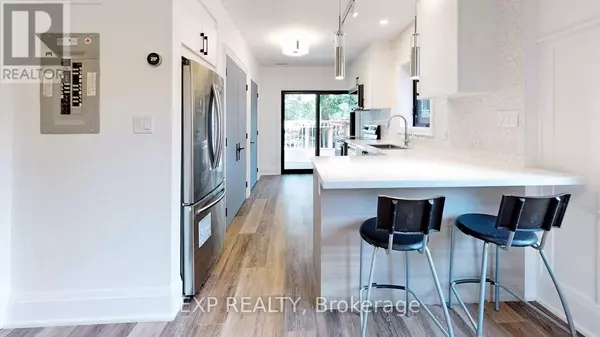 Toronto (high Park-swansea), ON M6R1W2,218 Howard Park AVE #2