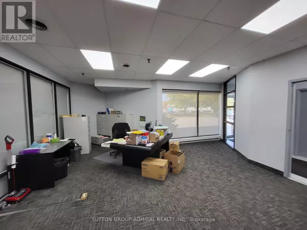 Toronto (york University Heights), ON M3J2N1,215 DOLOMITE DRIVE