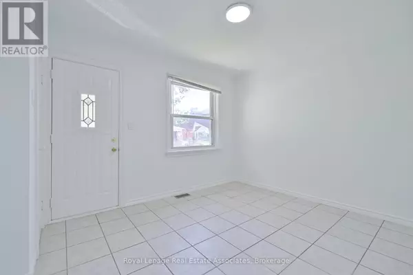 Toronto (rockcliffe-smythe), ON M6N2N7,20 EAST DRIVE