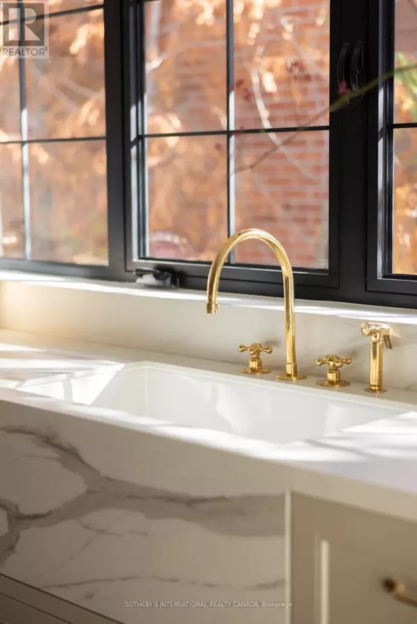 Toronto (stonegate-queensway), ON M8Y3A3,36 ROSEMEADE AVENUE