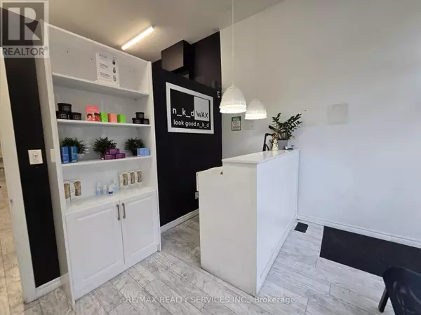 Toronto (dovercourt-wallace Emerson-junction), ON M6H1L1,910 BLOOR STREET