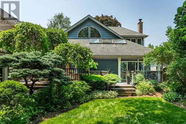 Oakville (oo Old Oakville), ON L6J2J9,322 PINE AVENUE