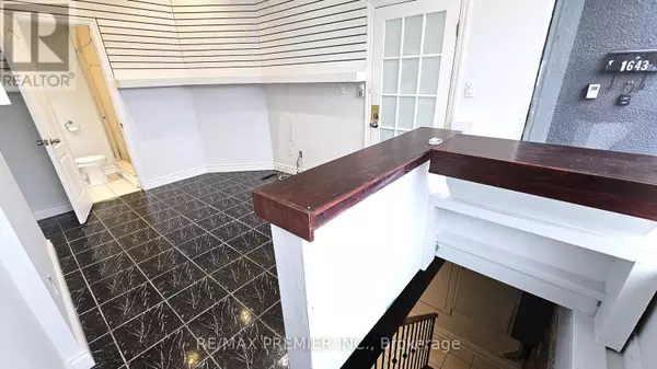 Toronto (weston-pellam Park), ON M6N1H7,1643 St Clair AVE West #101