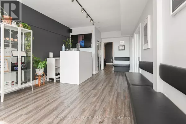 Mississauga (cooksville), ON L5B1H2,37 DUNDAS STREET W