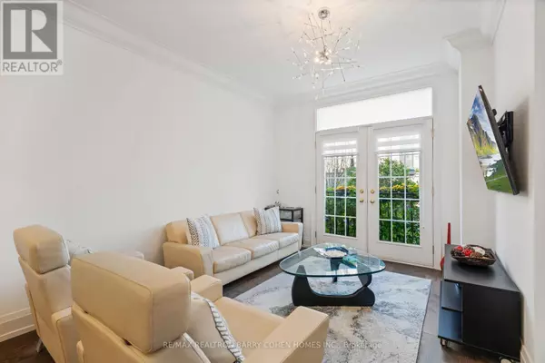 Toronto (humber Heights), ON M9P2S2,544C SCARLETT ROAD