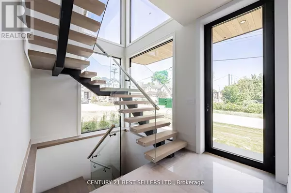 Mississauga (lakeview), ON L5E1V9,739 EBONY AVENUE