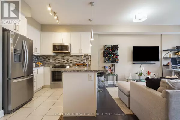 Oakville (ro River Oaks), ON L6H0K4,272 Georgian DR #306