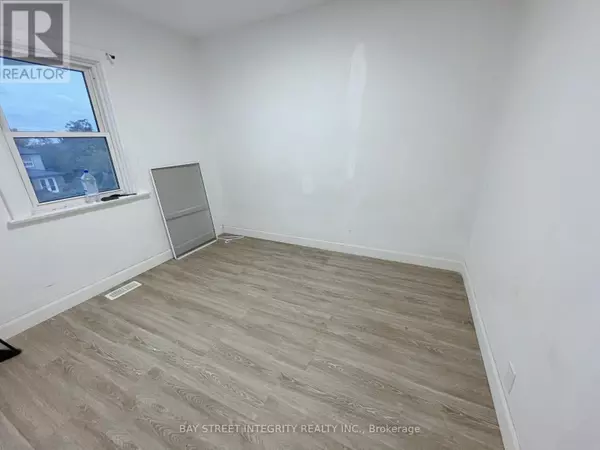 Toronto (briar Hill-belgravia), ON M6E4J8,34 Chamberlain AVE #main