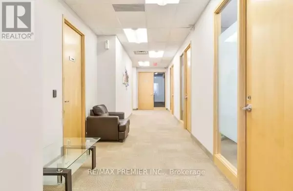 Oakville (ro River Oaks), ON L6H6M4,231 Oak Park BLVD #301-L