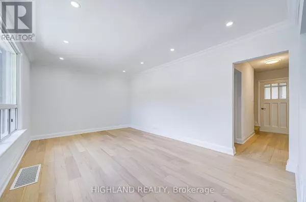 Toronto (elms-old Rexdale), ON M9W1T4,38 ESMOND CRESCENT