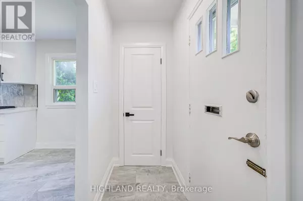 Toronto (elms-old Rexdale), ON M9W1T4,38 ESMOND CRESCENT