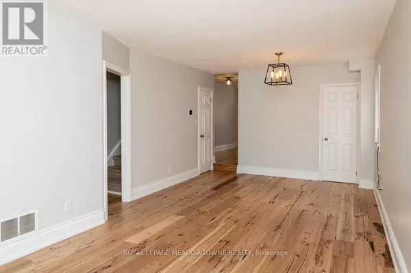 Toronto (keelesdale-eglinton West), ON M6M1C9,17 KERSDALE AVENUE