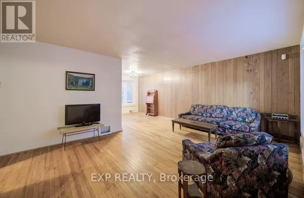 Oakville (co Central), ON L6K3G7,115 WILSON STREET