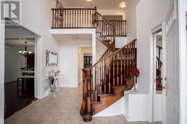 Brampton (vales Of Castlemore), ON L6P1A5,2 MALTBY COURT