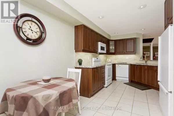 Milton (de Dempsey), ON L9T5N8,66 Manley LN #1