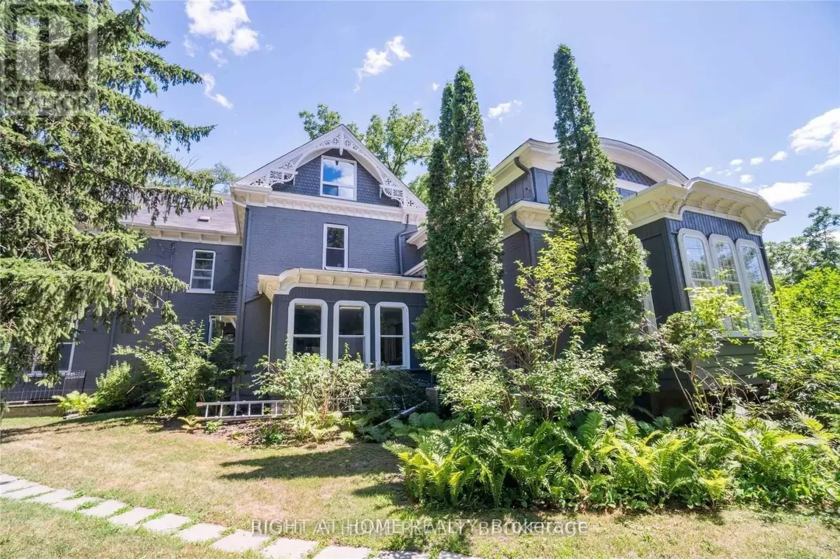 Oakville (oo Old Oakville), ON L6J3G6,164 Trafalgar RD #1