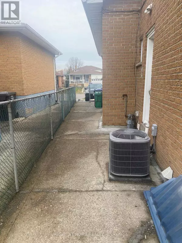 Mississauga (malton), ON L4T3N4,3972 BRANDON GATE DRIVE