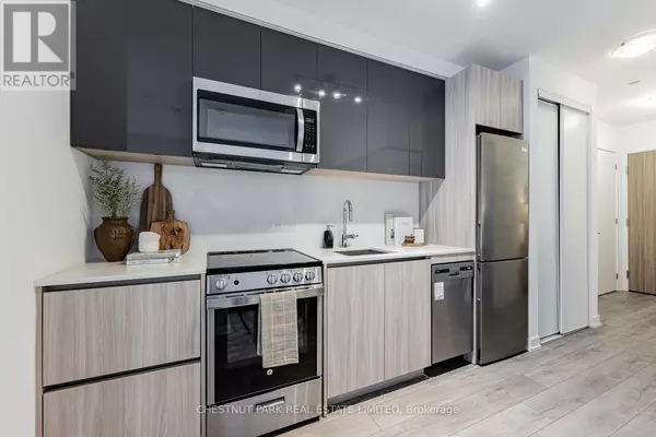 Toronto (downsview-roding-cfb), ON M3M0E1,3100 Keele ST #340