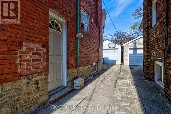 Toronto (runnymede-bloor West Village), ON M6S2Y5,343 Runnymede RD #Lower