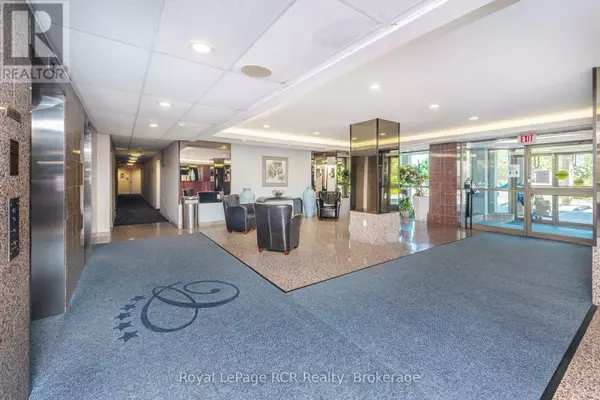 Mississauga (hurontario), ON L5R3G8,700 Constellation DR #209