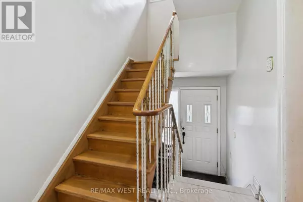 Toronto (rockcliffe-smythe), ON M6N2J5,562 ALLIANCE AVENUE