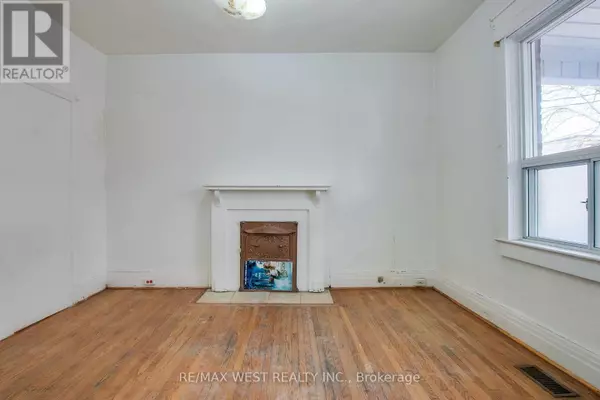 Toronto (dovercourt-wallace Emerson-junction), ON M6H3X1,696 ST CLARENS AVENUE