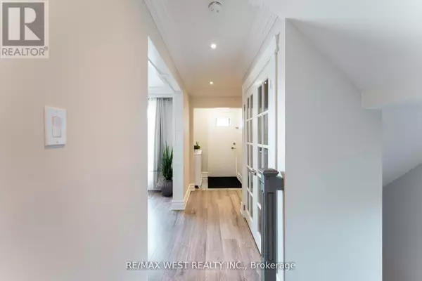 Toronto (black Creek), ON M3N1P6,70 WHEATSHEAF CRESCENT