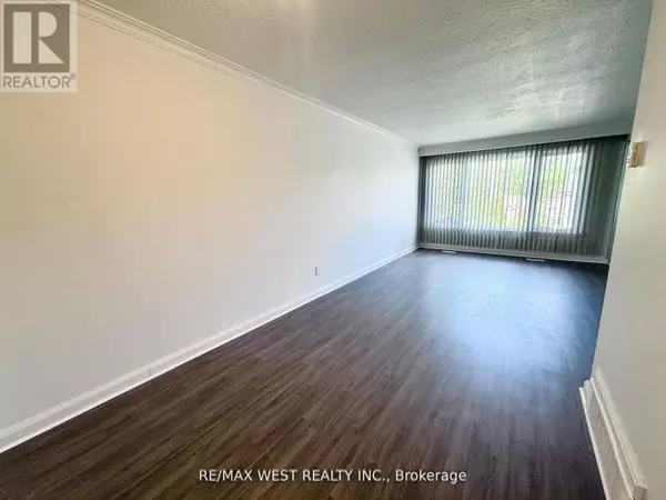 Toronto (black Creek), ON M3N1S1,25 BIMINI CRESCENT