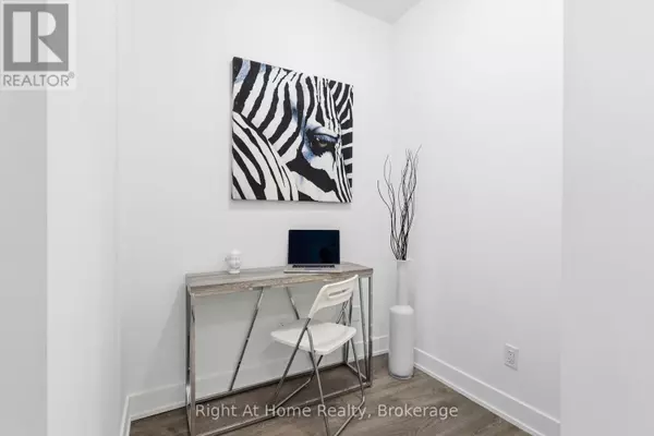 Oakville (ro River Oaks), ON L6H3R8,2489 Taunton RD #815