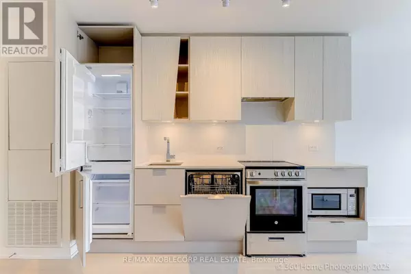 Mississauga (city Centre), ON L5B0M3,3900 Confederation Pkwy #2912