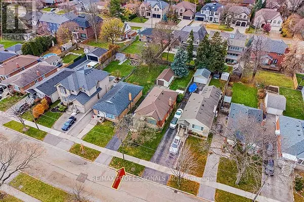 Toronto (islington-city Centre West), ON M9B4S6,32 NORTHAMPTON DRIVE