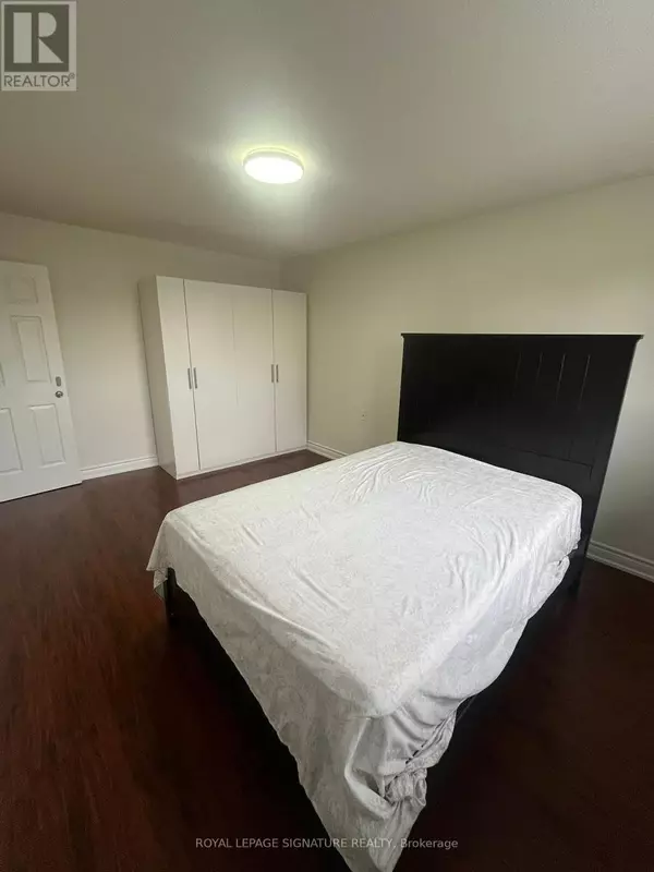 Oakville (wc Wedgewood Creek), ON L6H4T7,327 Evergreen CRES #Main