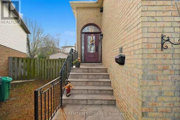 Brampton (central Park), ON L6S4H8,18 MYNA COURT