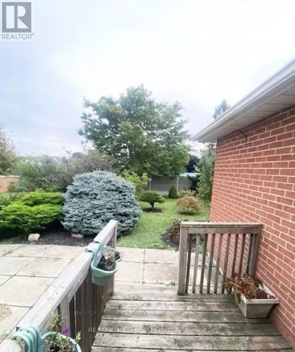 Brampton (brampton North), ON L6V3K8,30 BLACKTHORN LANE