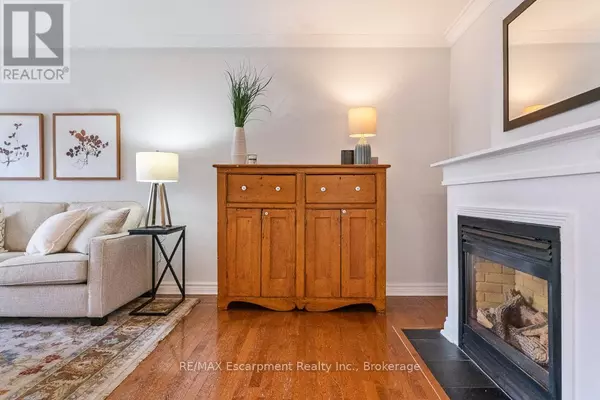 Oakville (co Central), ON L6K2B4,68 GLENMANOR DRIVE N