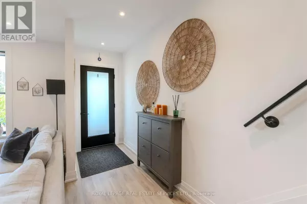 Toronto (mimico), ON M8Y2X5,MAIN/SECOND FLOOR - 18 MILTON STREET