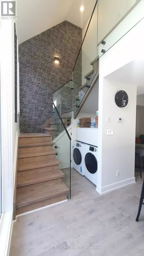 Toronto (dovercourt-wallace Emerson-junction), ON M6H1Y4,106 Lappin AVE #5