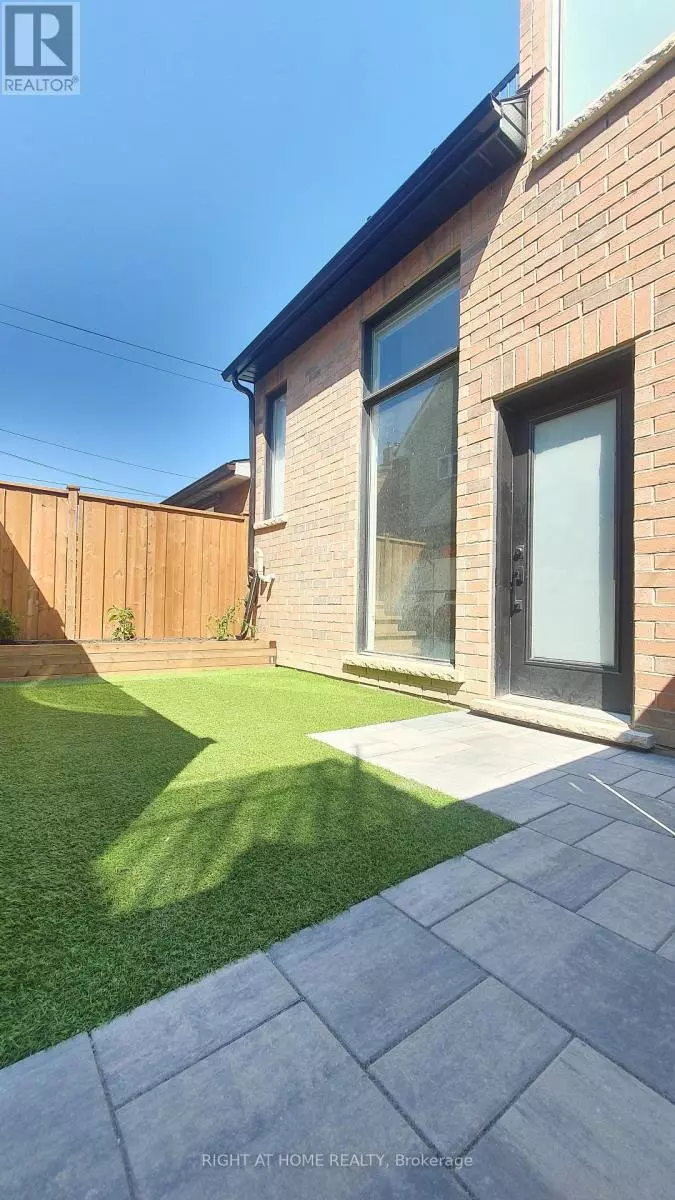 Toronto (dovercourt-wallace Emerson-junction), ON M6H1Y4,106 Lappin AVE #5