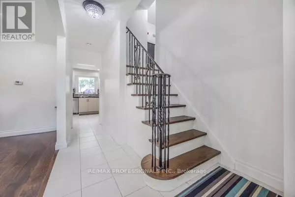 Toronto (islington-city Centre West), ON M9B4E6,109 BOTFIELD AVENUE