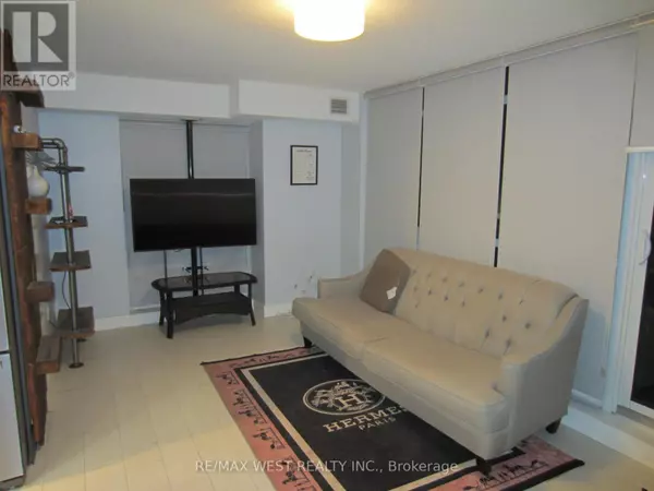 Toronto (yorkdale-glen Park), ON M6A0B6,830 Lawrence AVE West #1113