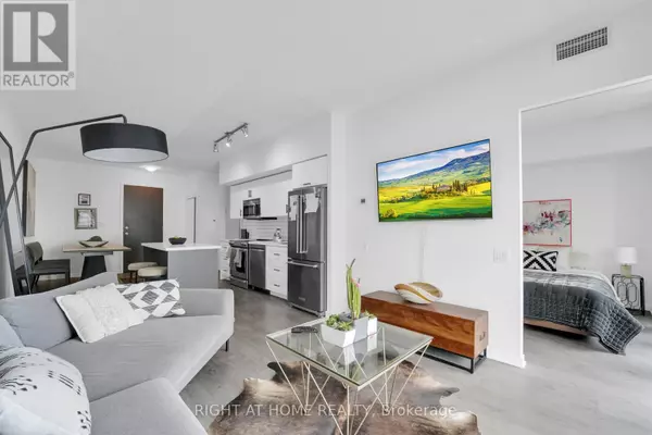 Toronto (high Park-swansea), ON M6S5B5,105 THE QUEENSWAY #1414