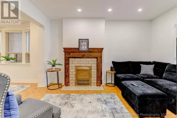 Toronto (dovercourt-wallace Emerson-junction), ON M6G1Z5,709 DUPONT STREET