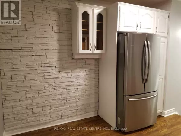 Burlington (appleby), ON L7L4M2,363 DUNCOMBE DRIVE