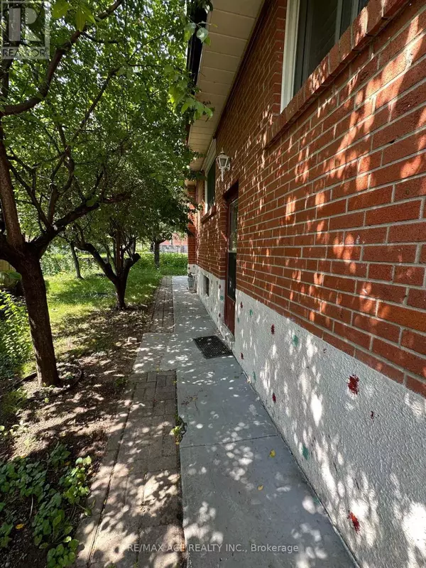 Toronto (black Creek), ON M3N1V2,45 Wheelwright CRES #BSMT