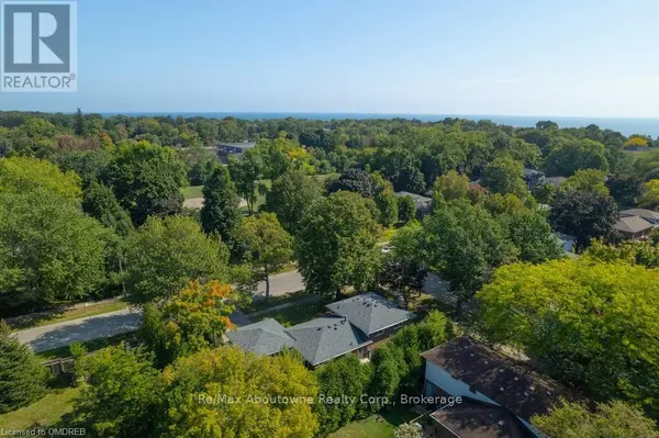 Oakville (bronte East), ON L6L1K4,2069 THORNLEA DRIVE