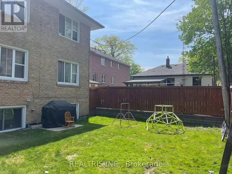 18 MUSKOKA AVENUE, Toronto (long Branch), ON M8W1H3