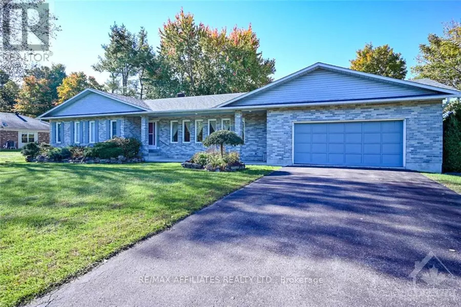 2 MAPLERIDGE LANE, Rideau Lakes, ON K7A4S5