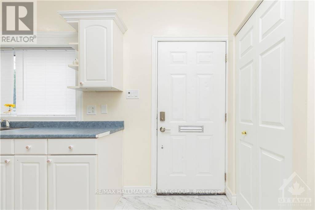 Ottawa, ON K1R6J6,456 BRONSON AVE #5