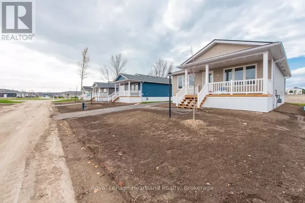 17 BLUFFSVIEW BOULEVARD, Ashfield-colborne-wawanosh (colborne Twp), ON N7A0C1