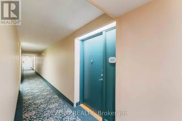 Ottawa, ON K2B8G5,415 Greenview AVE #201